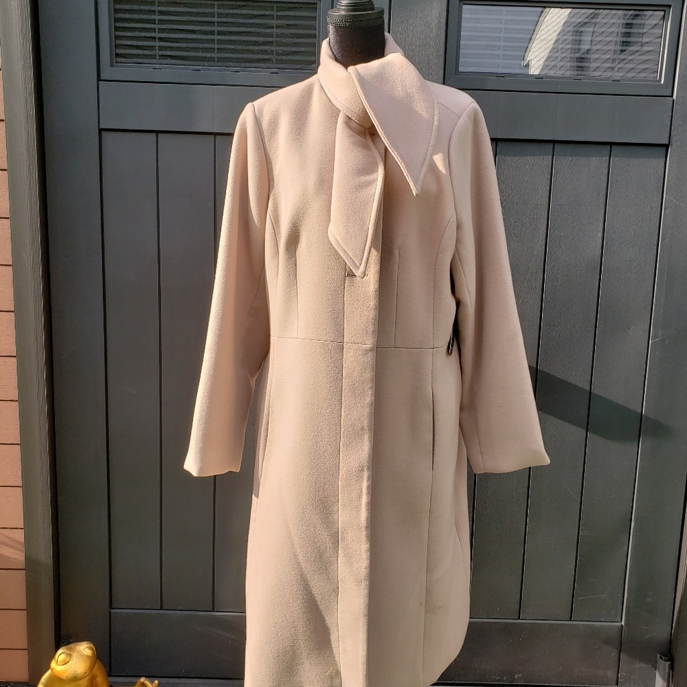 Neck Tie Beige Coat